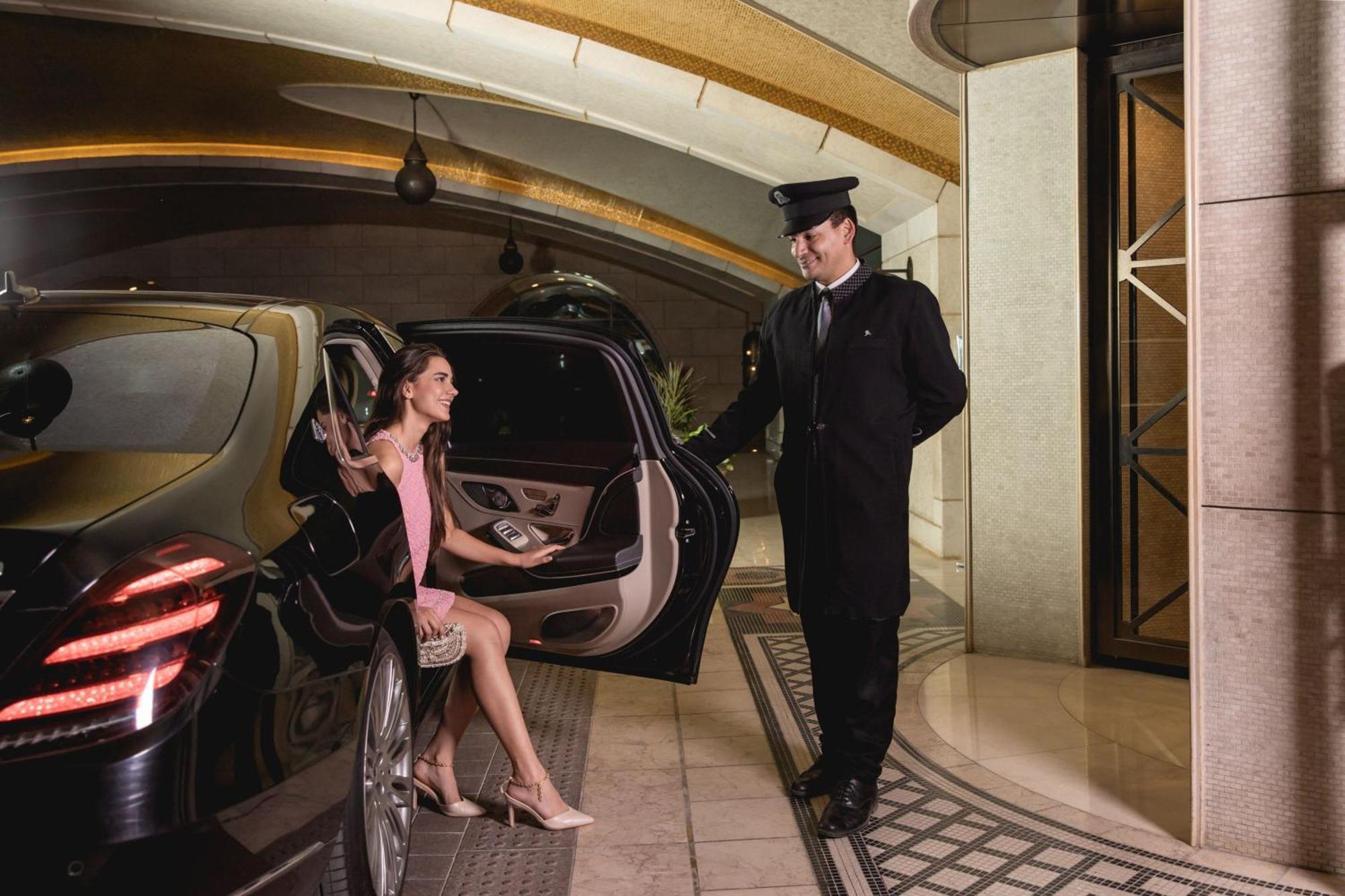 فندق سانت ريجيس القاهرة المظهر الخارجي الصورة A chauffeur opening a car door for a passenger